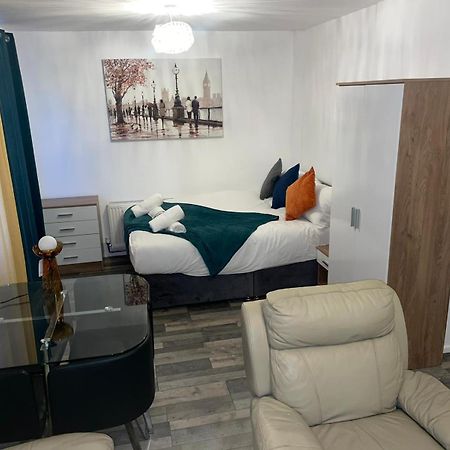 Private Room In London Enfield With Parking Екстериор снимка