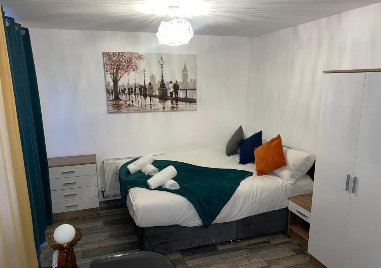 Private Room In London Enfield With Parking Екстериор снимка