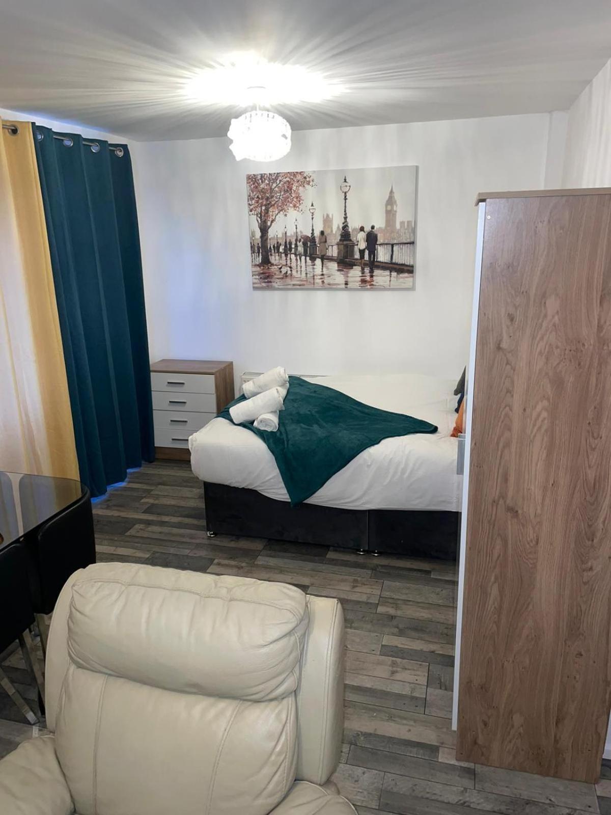 Private Room In London Enfield With Parking Екстериор снимка