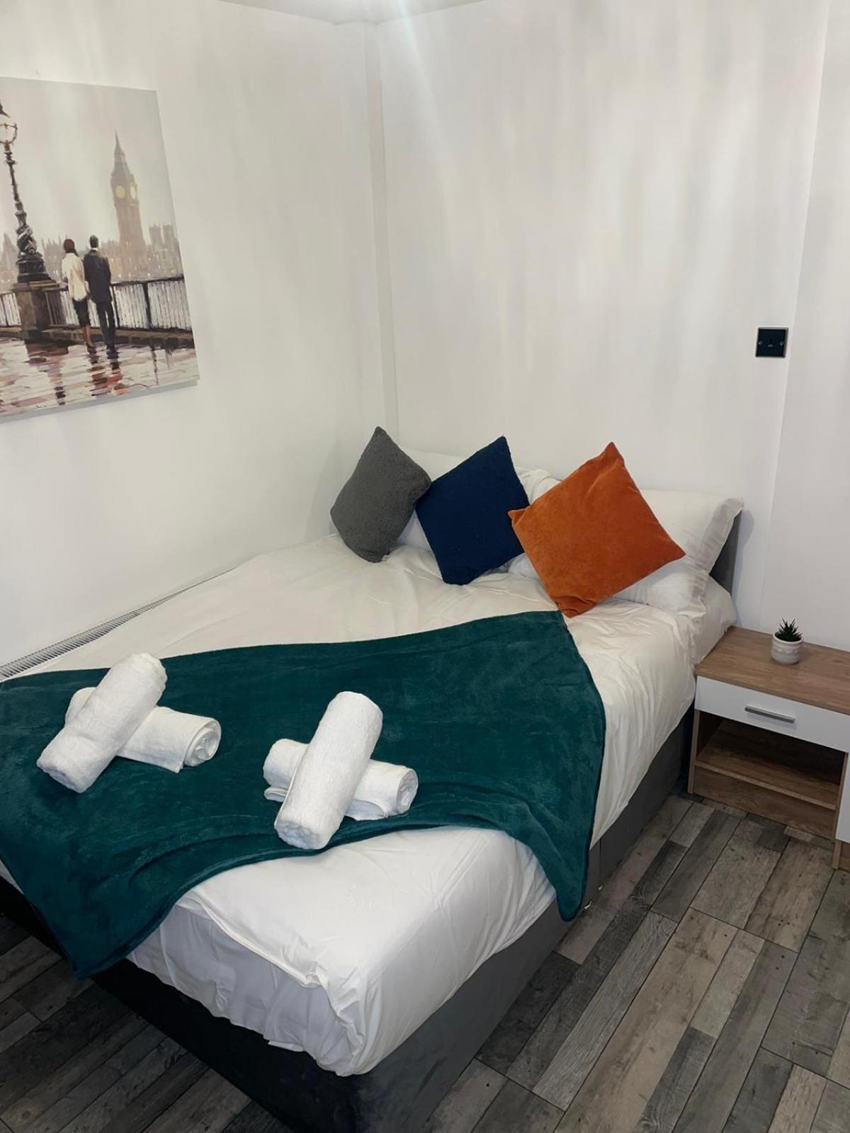 Private Room In London Enfield With Parking Екстериор снимка
