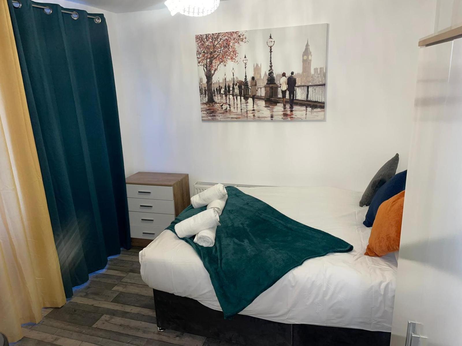 Private Room In London Enfield With Parking Екстериор снимка